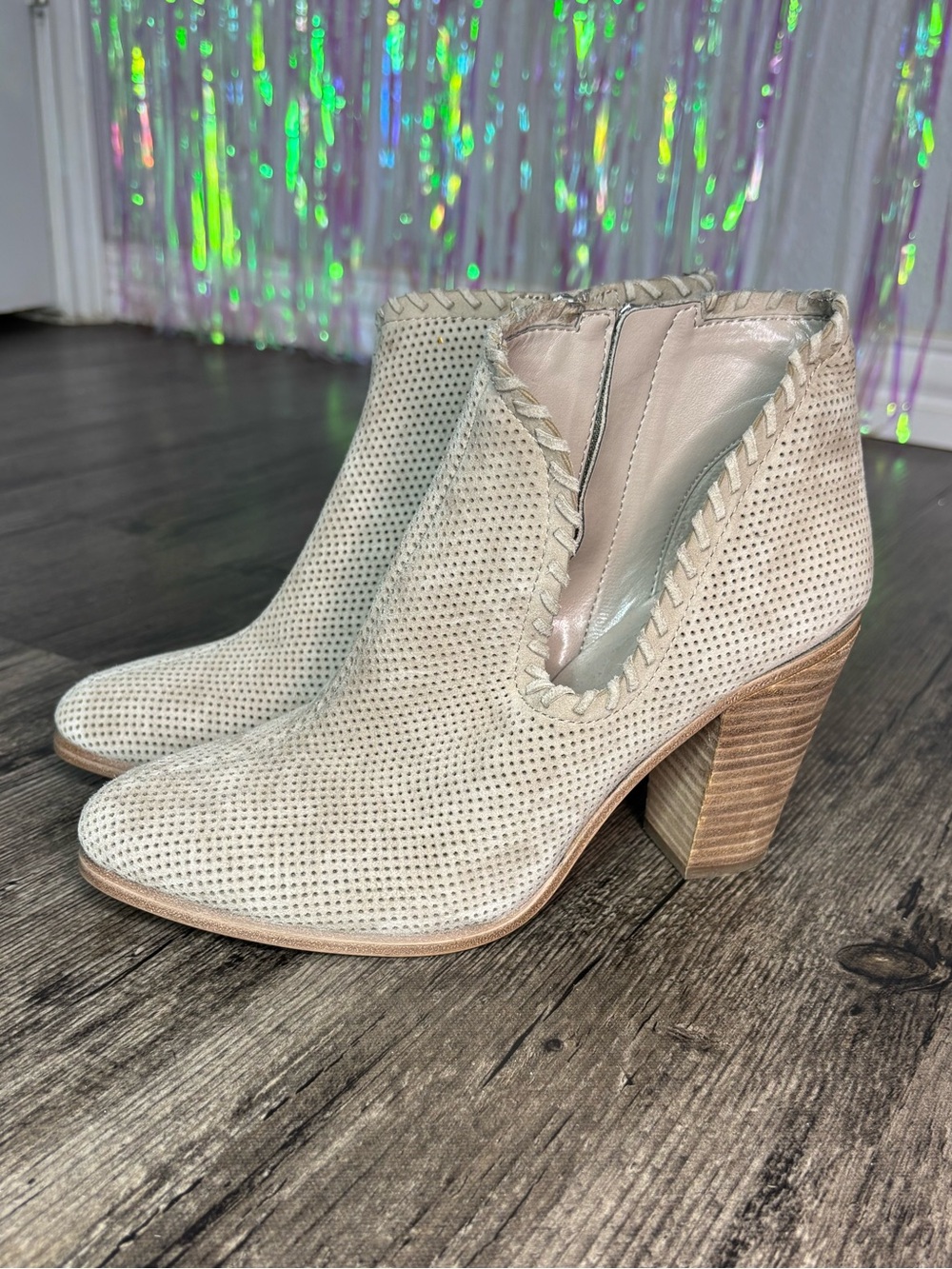 Vince Camuto Fernlee Perforated Ankle Booties Block Heel Taupe/Beige Color Sz 7